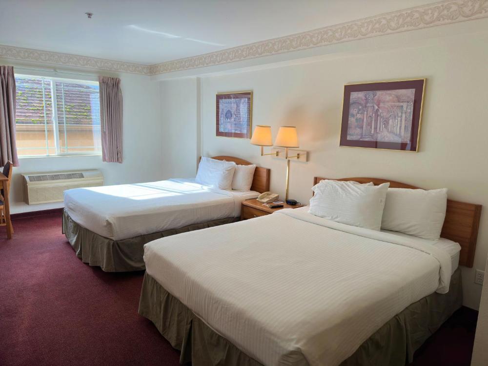 Queen Room with Two Queen Beds - Non-Smoking interior