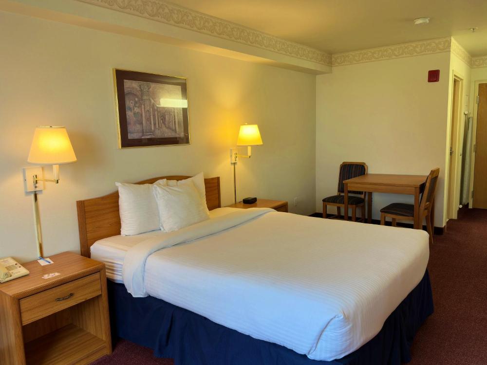 Queen Room - Non-Smoking interior
